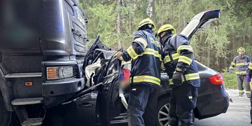 Čelní střet osobního vozu s kamionem převážejícím kulatiny