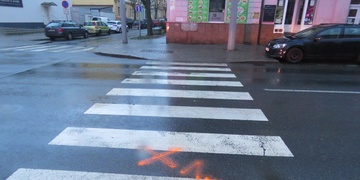 Řidič na přechodu srazil chodkyni a z místa zbaběle ujel
