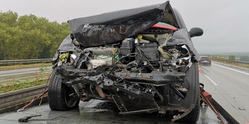Řidička si zdemolovala auto o svodidla