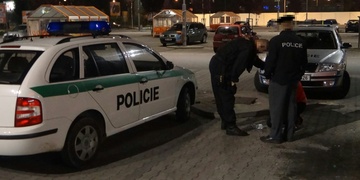 Cizinci vyprovokovali bitku, zranili dalšího a z místa ujeli opilí autem