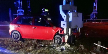 Řidič nepřizpůsobil rychlost a skončil v závorách