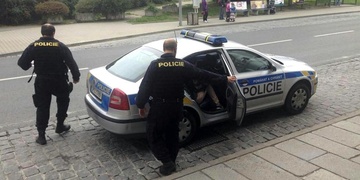 Opilý cizinec bezdůvodně napadl mladíka