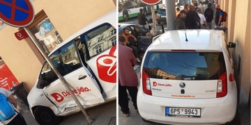 V centru Plzně skončilo auto na chodníku