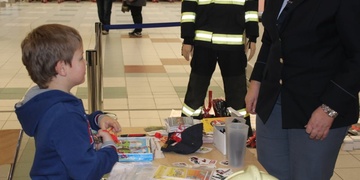 Hasiči obsadí Tesco na Rokycanské, místo stříkaček však vezmou pastelky