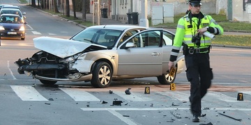 Hasiči, záchranáři a samozřejmě i policisté, zasahují u dopravní nehody