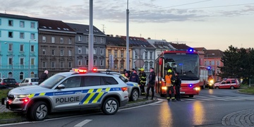 Policisté a hasiči evakuují obyvatele části domů a jejich okolí na Skvrňanské třídě
