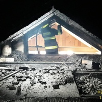 Domu shořela půda i střecha, škoda je dva miliony