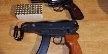 Bulharovi byl v Plzni z auta ukraden revolver a Škorpion i s municí