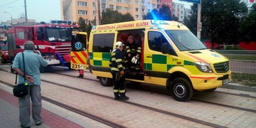 Žena následky střetu s tramvají nepřežila