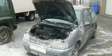 V pneuservisu v Holýšově zahořelo auto