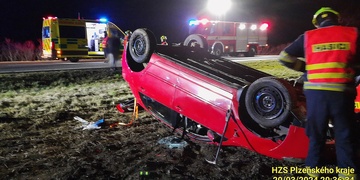 Kvůli srně skončilo auto v poli na střeše