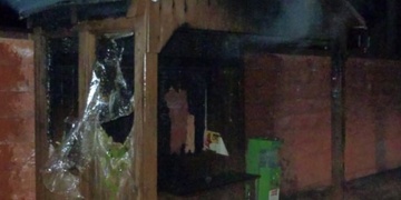 Idiotský vandalismus - zatím neznámý pachatel zapálil autobusovou zastávku