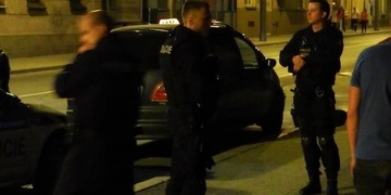 Z pátého patra mrštil skleněným půllitrem po policejní hlídce