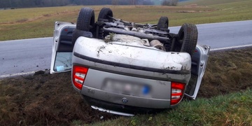 Po dopravní nehodě skončilo vozidlo na střeše