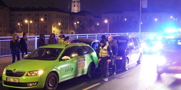 Do aut dvou řidičů řešících nehodu narazil další vůz