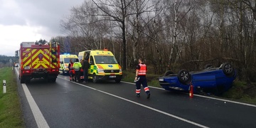 Osobní vůz vezoucí děti na sportovní utkání se převrátil do příkopu
