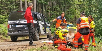 Pro vážně zraněného cyklistu musel letět vrtulník LZS