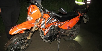 Opilý sedmnáctiletý motorkář zranil sebe i spolujezdce