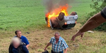 Záchrana ženy z hořícího auta