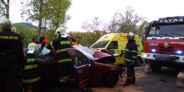 Po nárazu do stromu museli mladíka vyprošťovat hasiči