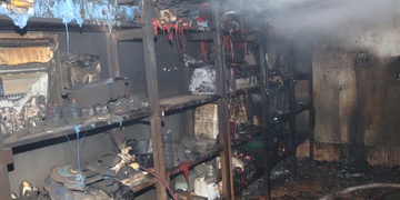 Oheň se z garáže šířil na dům