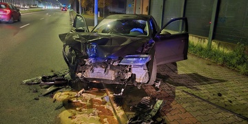 Těžce opilý taxikář naboural do protihlukové bariéry