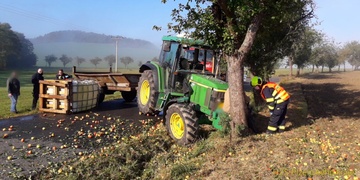 Havárie traktoru do stromu