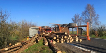 Kamion se dřevem se převrátil v protisměru