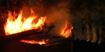 Včera večer v Sedlci požár zcela zničil jednu chatu a druhou poškodil