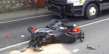 Střet motocyklu s nákladním vozem