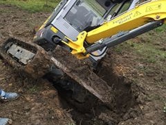 Muž s bagříkem spadl ze srázu