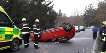 Řidička se s autem převrátila na střechu