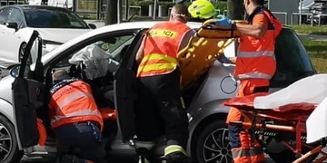 Vážná dopravní nehoda na Borech, neukáznění řidiči komplikovali záchranné práce