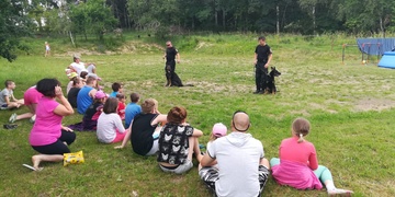 Strážníci a vojáci navštívili děti na táboře
