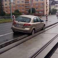 Další auto se zašprajcovalo v kolejišti