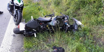 Motorkář vyletěl ze silnice, na místo musel i vrtulník LZS