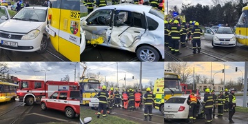 Řidič zřejmě vjel do křižovatky na červenou, smetla ho tramvaj