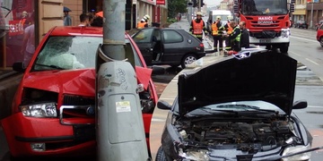 Při střetu vozů byla sražena mladá chodkyně na chodníku