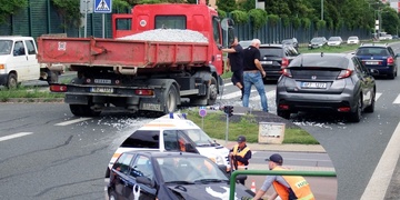 Déšť štěrku značně překvapil řidiče a zablokoval dopravu