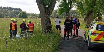 Motorkář zemřel po střetu se stromem, jeho tělo našli až druhý den