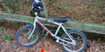 Při záchraně malého cyklisty se zranila maminka