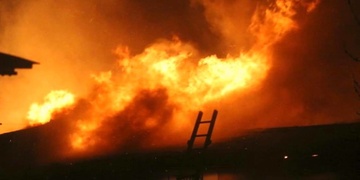 Rozsáhlý požár domu - je vyhlášen druhý stupeň požárního poplachu