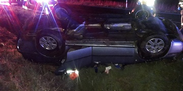 Při průjezdu zatáčkou dostal smyk a skončil na střeše