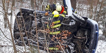 Řidička s vozem vyletěla ze silnice