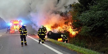 Vážná nehoda, vozidlo začalo po nárazu hořet,  na místě je více zraněných