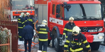 Požár zcela zničil dřevěnou stavbu vedle koňského ranče