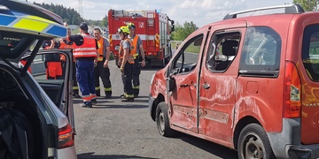 Řidič usnul a s vozem se na dálnici převrátil