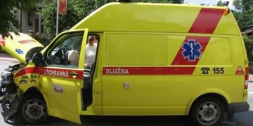 Tragická nehoda v Chebu, vozidlo po střetu se sanitkou zabilo chodce