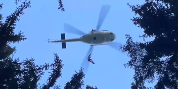 Záchrana paraglidisty vrtulníkem