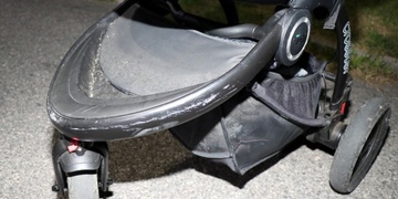 Opilec s třemi promile najel do maminky s kočárkem